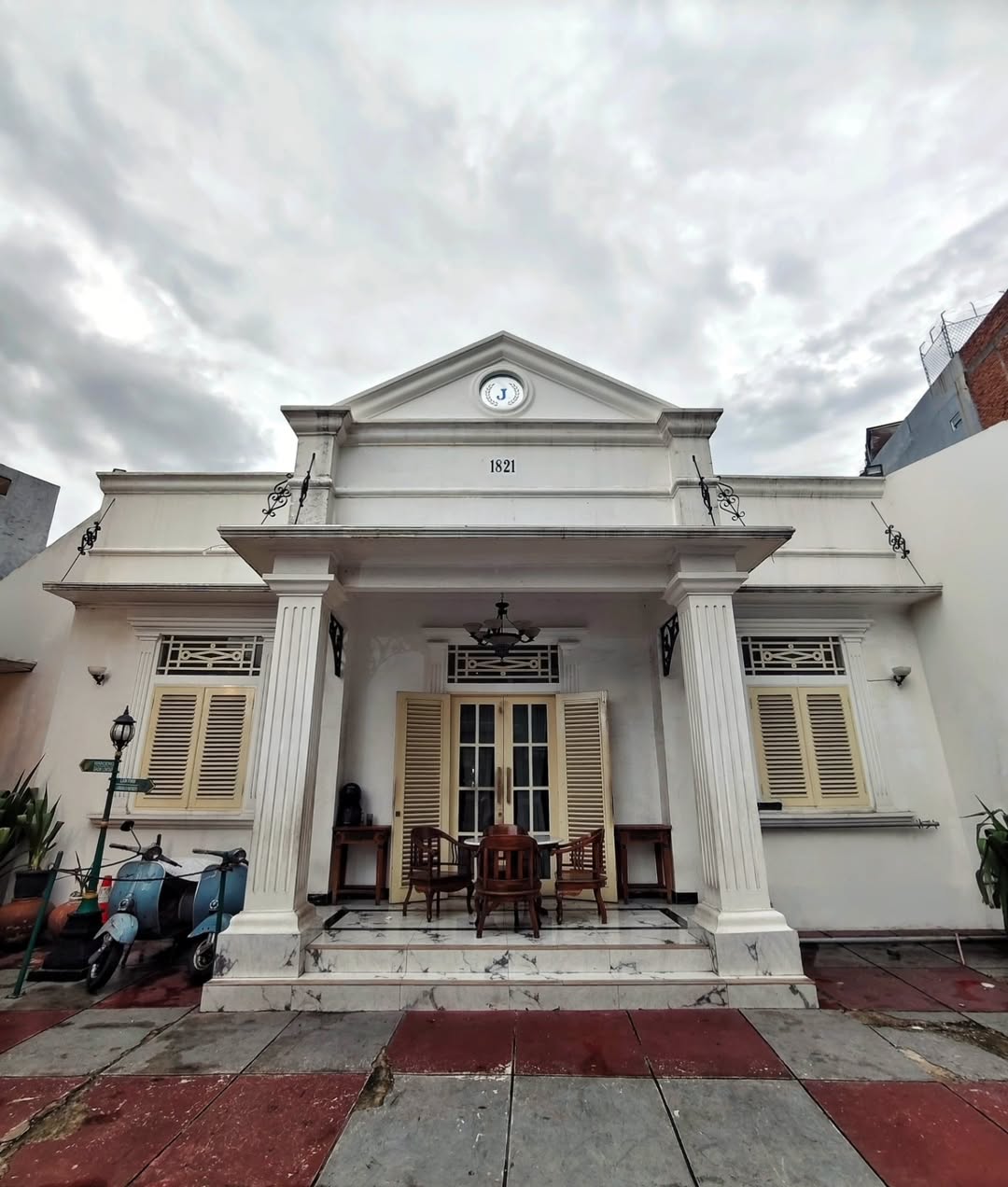 Fasad klasik Waroeng Daon Lontar dengan angka 1821