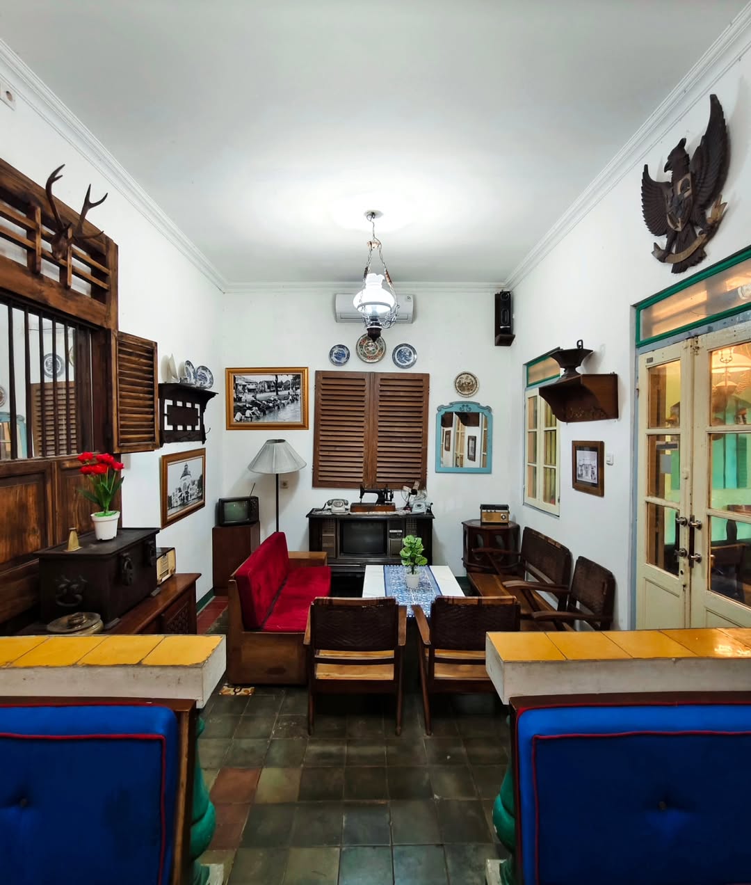 Interior Waroeng Daon Lontar dengan furnitur vintage dan dekorasi rumah lama