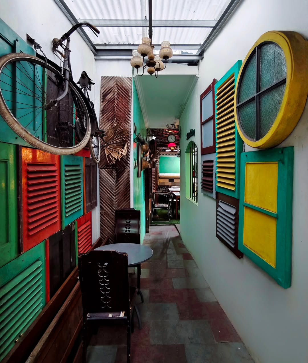 Lorong vintage dengan jendela warna-warni dan dekorasi sepeda