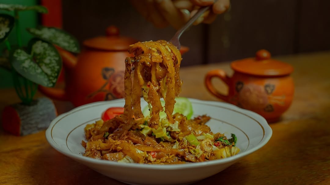 Kwetiaw Goreng Waroeng Daon Lontar di piring