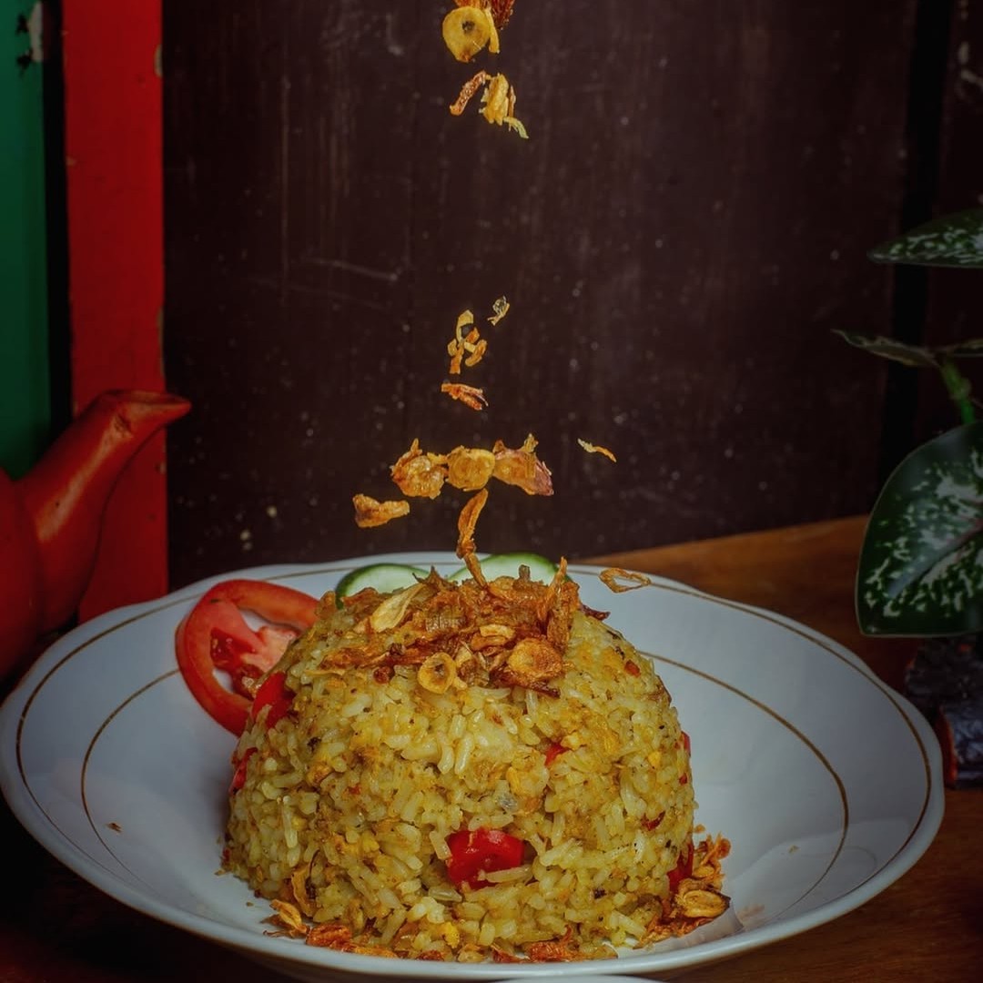 Nasi Goreng Betawi dengan taburan bawang goreng