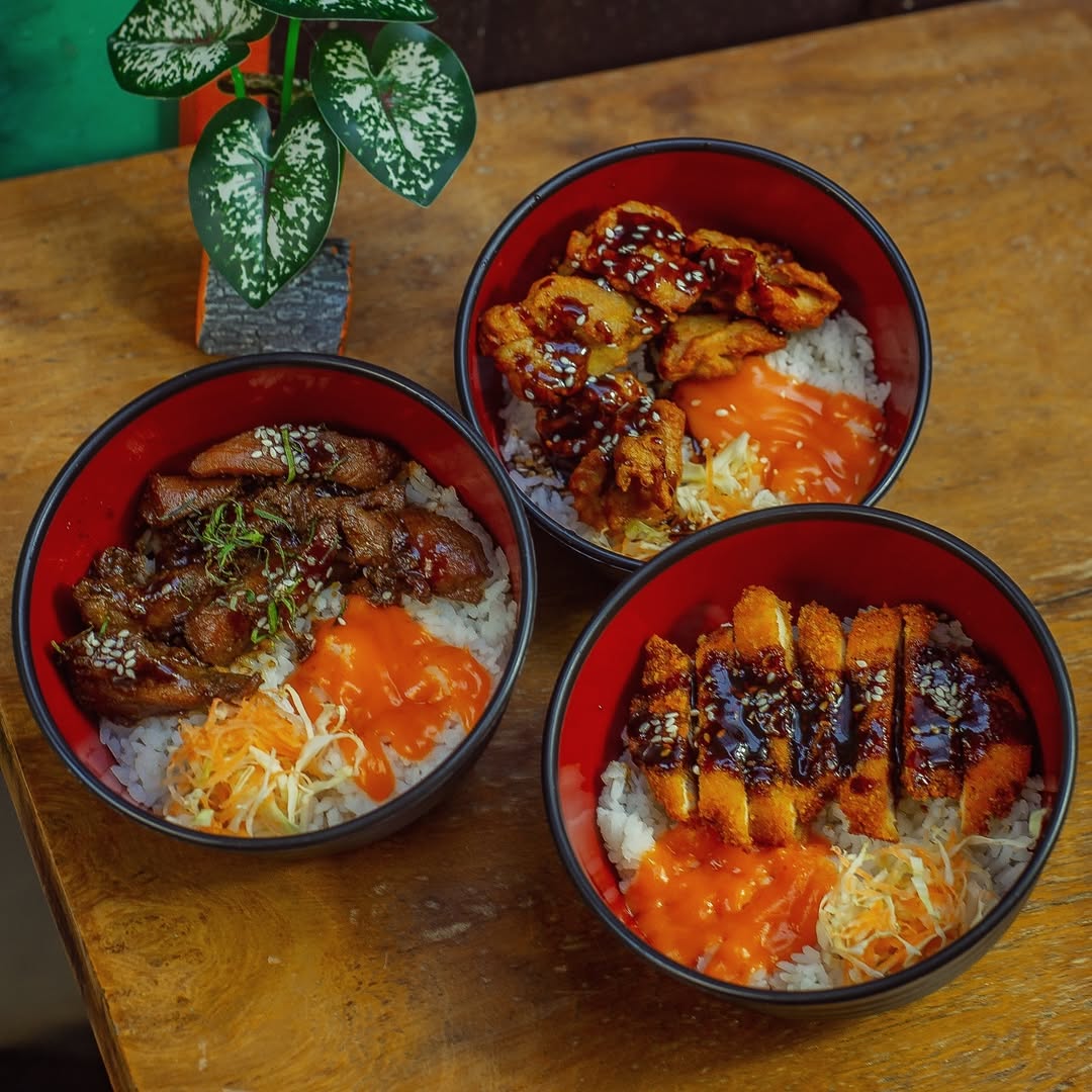 Tiga pilihan rice bowl dengan topping berbeda