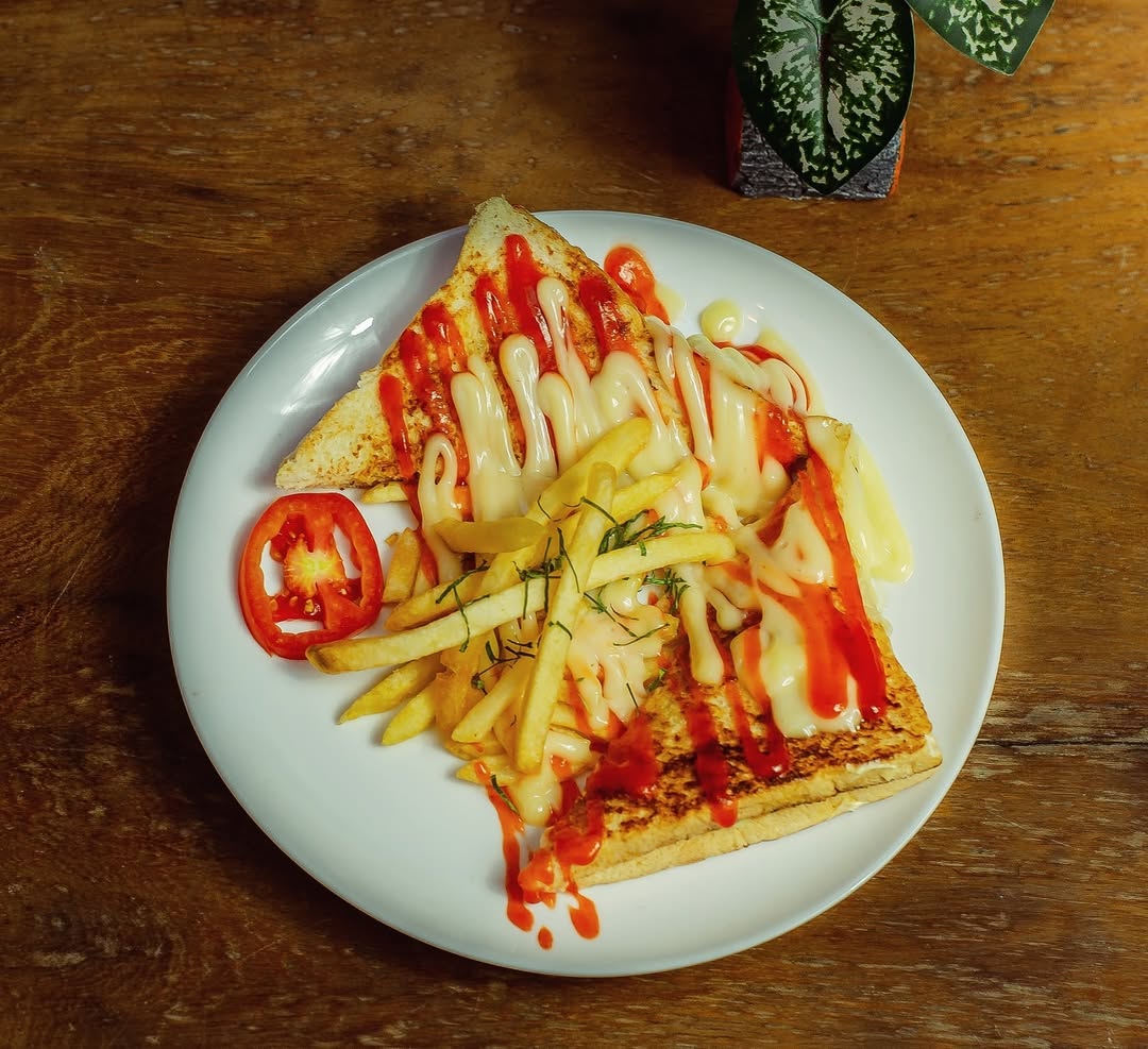 Roti bakar dan kentang goreng dengan saus